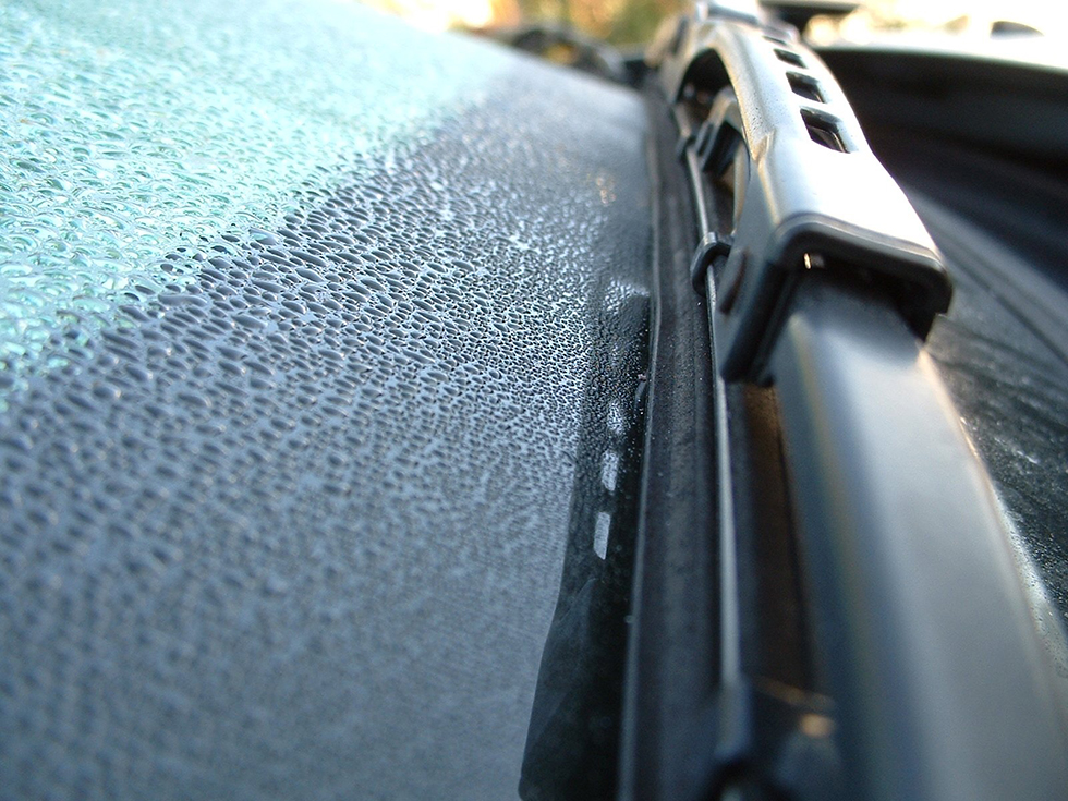 ประกันภัยรถยนต์ : ไล่ฝ้าที่กระจกหน้าและกระจกหลังรถยนต์ ในช่วงฤดูหนาว