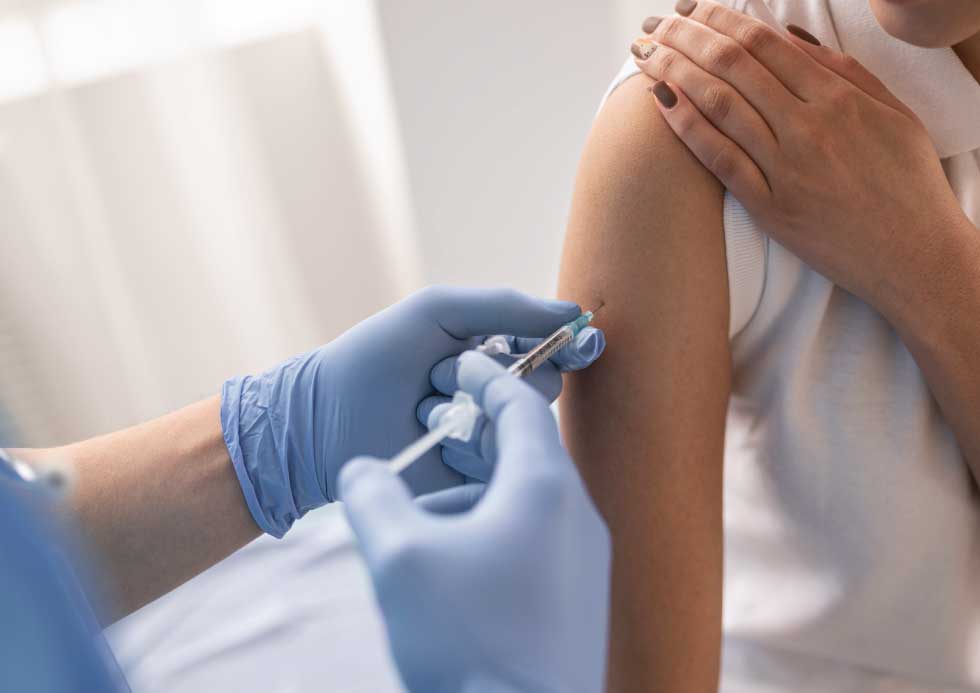 ประกันสุขภาพ : อาการหลังฉีดวัคซีนโควิด-19 เป็นอย่างไร? แบบไหนคืออาการแพ้วัคซีนโควิด?