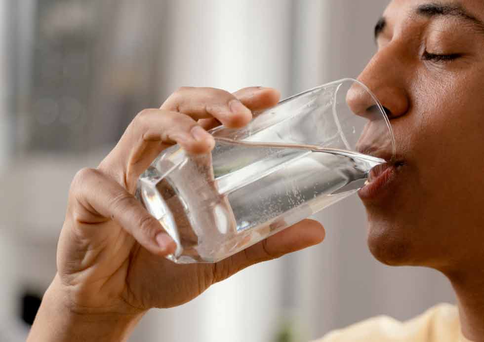 ประกันสุขภาพ : ดื่มน้ำมากไปอาจไม่ดีต่อสุขภาพ ดื่มน้ำเวลาไหนได้ประโยชน์สูงสุด?