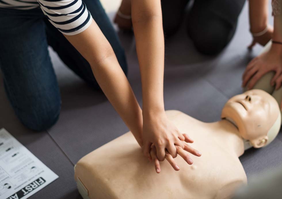 ประกันอุบัติเหตุ : การช่วยฟื้นคืนชีพ (CPR) ควรทำภายในเวลากี่นาที และมีวิธีการอย่างไร?