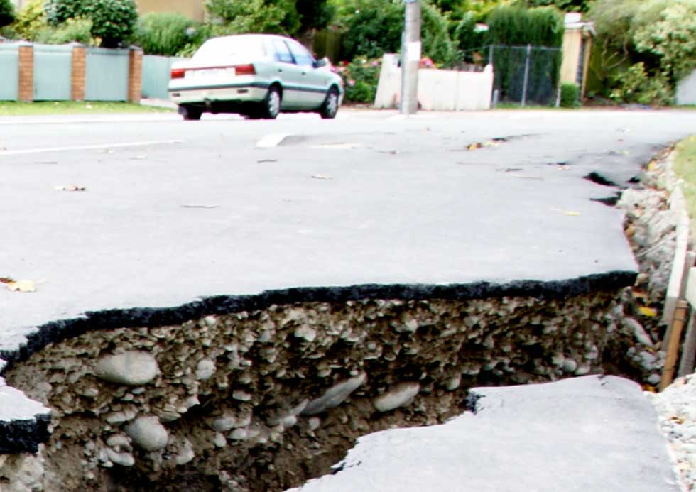 ประกันรถยนต์ : แผ่นดินไหวขณะขับรถทำอย่างไร แผ่นดินไหวสร้างผลกระทบอะไรได้บ้าง